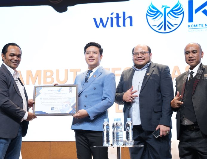 KOMITE NASIONAL ADVOKAT INDONESIA BERIKAN DANA BANTUAN Rp 1 MILIAR UNTUK PEMBANGUNAN SEKOLAH TINGGI HUKUM DI INDONESIA TIMUR !