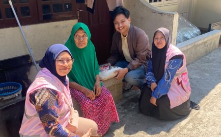 Listrik Menyala, Air Mata Ibu Rohmah Pun Mengalir — Ini Jumat Berkah PLN UP3 Depok