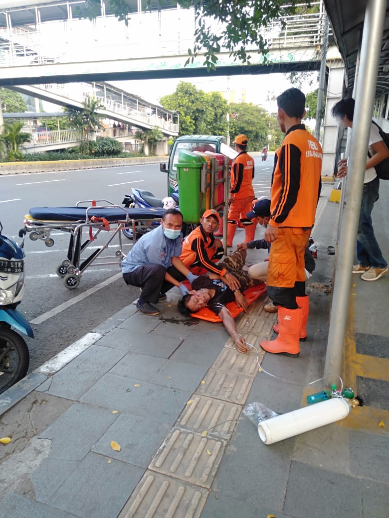 Mulut Bau Alkoholik Seorang Pengendara Motor, Oleng Mabok Melintas di Salemba