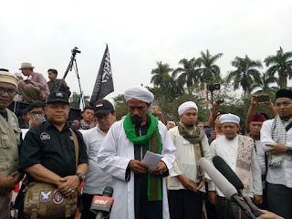 HABIB KHOLILULLOH AL-HABSY  DKK UNJUK RASA MENOLAK PERPPU NO 2 / 2017 