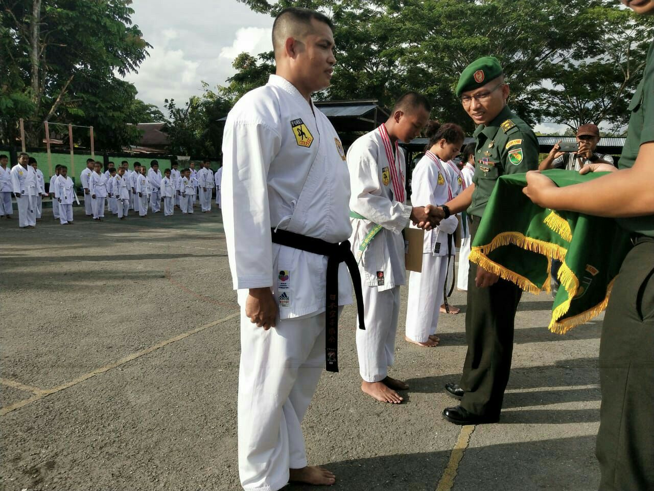 Kasdim 1708/Biak Numfor Berikan Penghargaan Pada Atlet Karate Dojo Berprestasi