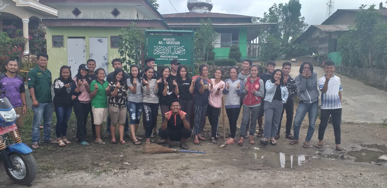 Mahasiswa dan Pemuda Habornas Adakan Gotong Royong di Masjid Al-IRSYAD Parsoburan.