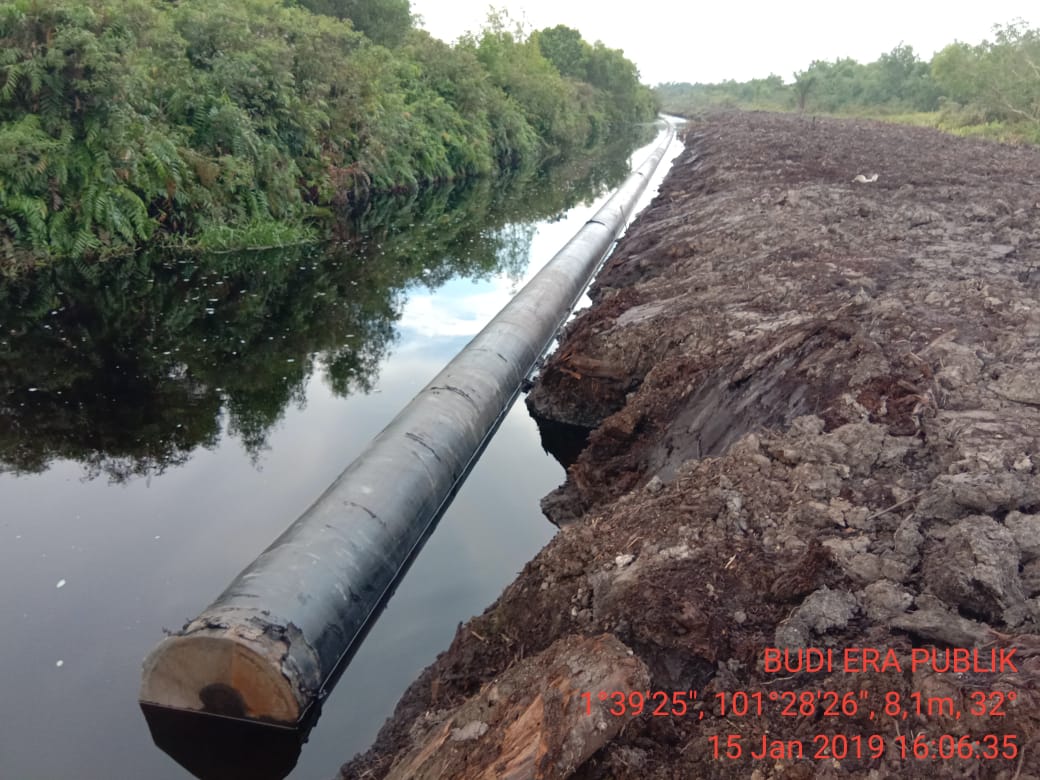 Ada Pipa Tersambung Panjang Di Atas Sungai Aliran Air
