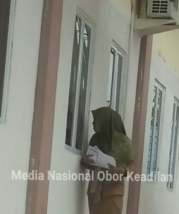 Keterlaluan..Disaat Masyarakat Antri, Oknum Calo dan Orang Dekat UPT Disdukcapil Mandau Malah Melalui Pintu Samping