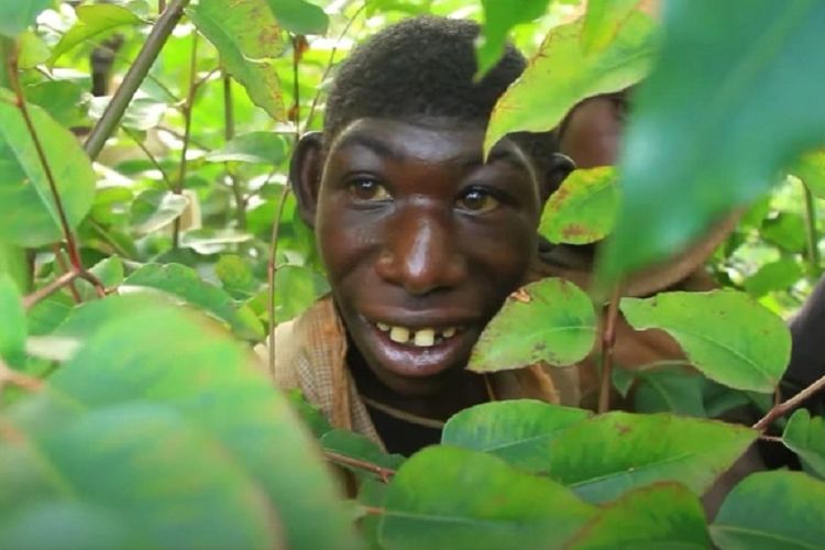 Zanziman Ellie Hidup di Hutan Afrika karena Di-bully Warga Setempat ["Mowgli Dunia Nyata"]