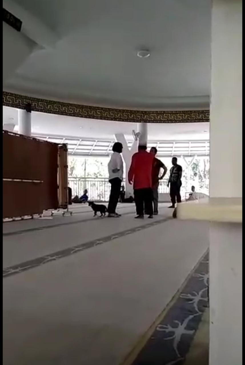 Viral ...Diduga Stress wanita Ini Bawa Anjing Masuk Ke Mesjid Kawasan Sentul Bogor 