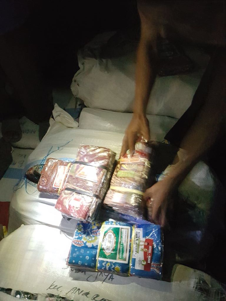 Truk Pengangkut Ribuan Barang Logistik Arinal-Nunik Digerebek Warga Lamteng