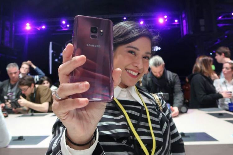 Artis Dian Sastrowardoyo memamerkan Galaxy S9 di Barcelona, Spanyol