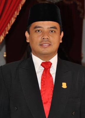 KPK MEMBEKUK BUPATI PURBALINGGA TERJARING SAAT OTT