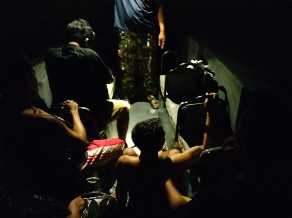 Lanal Batam Selamatkan Boat Pembawa Tenaga Kerja Ilegal yang Tenggelam