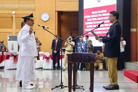 Tjahjo Kumolo Lantik Robert Simbolon sebagai Pejabat Gubernur NTT