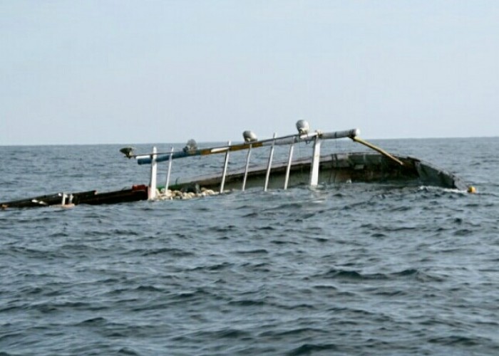 Perahu Bermuatan 16 Pengunjung Festival Terguling di Perairan Punduh Pidada