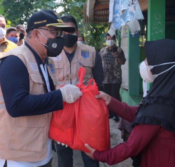 M. Idris Wali kota Depok Blusukan Membagikan Bansos Hasil Donasi Para ASN ke Warga 