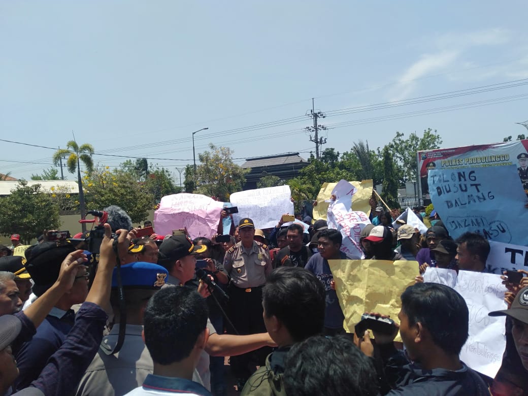 Anggota Dewan F Gerindra Ditahan, Massa Ke Mapolres dan Gedung DPRD Kab Probolinggo Minta Usut Yang Lain