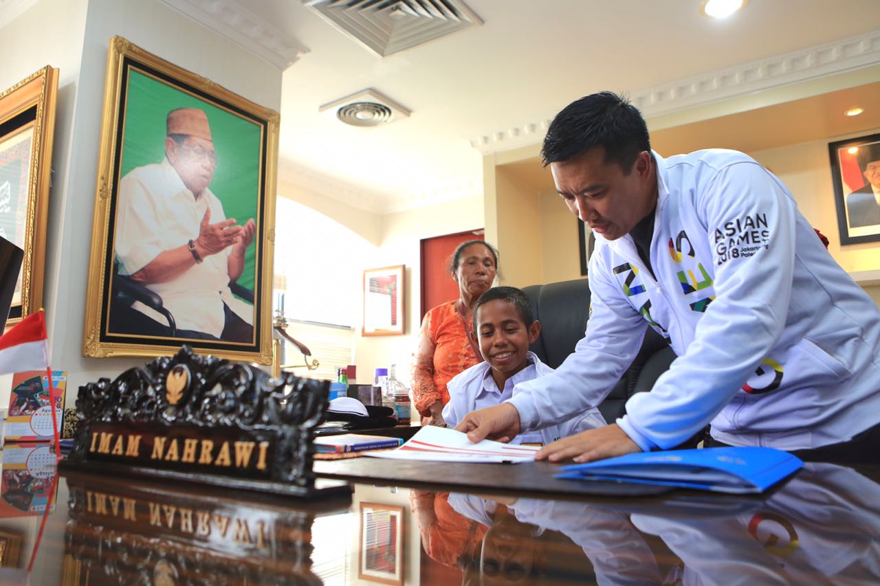 Dari Meja Kerja Menpora, Joni Tuliskan Pesan Untuk Anak Indonesia : Anak Indonesia Harus Rajin Belajar