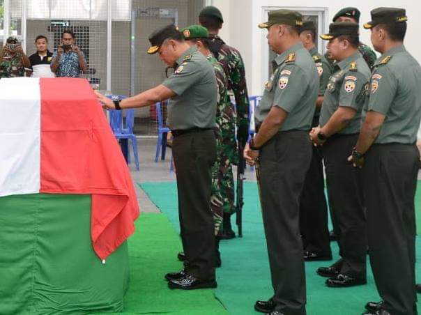 Kasdam IX/Udy Sambut Jenazah Prajurit Putra Terbaik Bima Yang Gugur Saat Kontak Senjata di Nduga