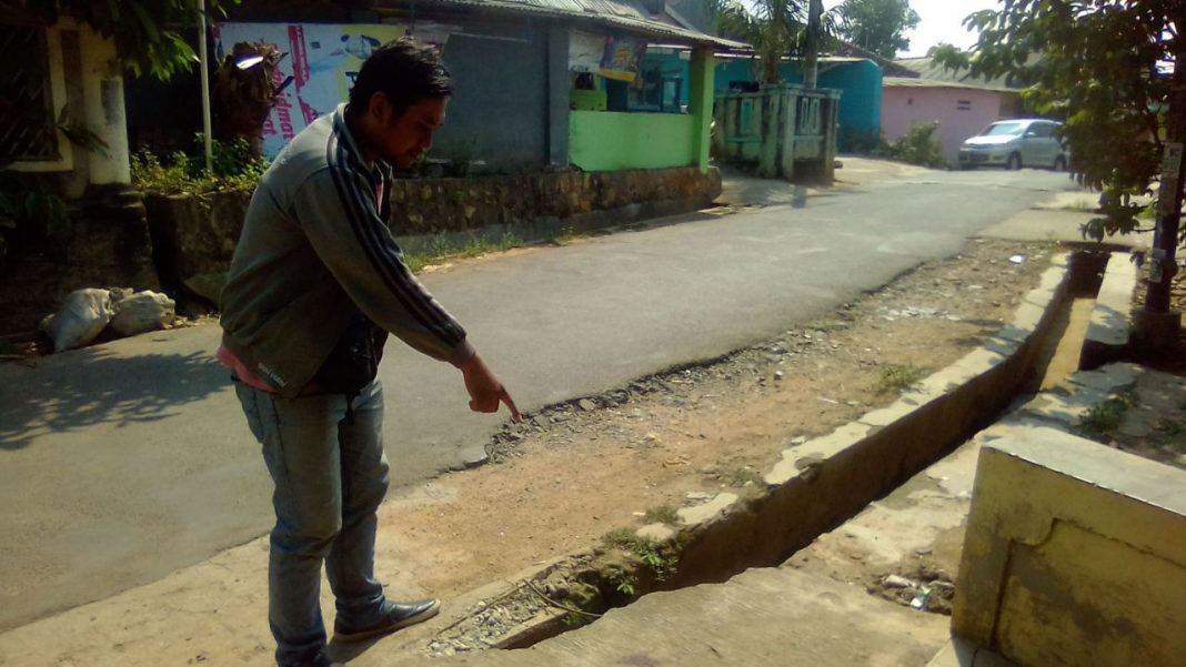 Sadis !!  Kendarai Sepeda Motor, Pemuda Dibacok Orang Tidak Dikenal