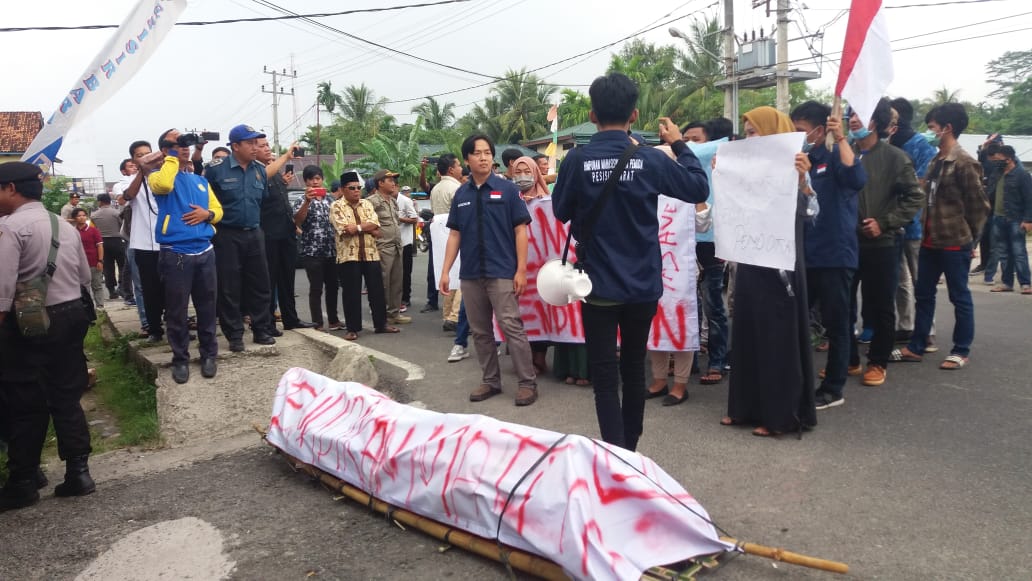 Gedung Sekolah Dihancurkan Untuk DPRD, Kantor Pemkab Pesibar: HMPPB Gelar Aksi Solidaritas