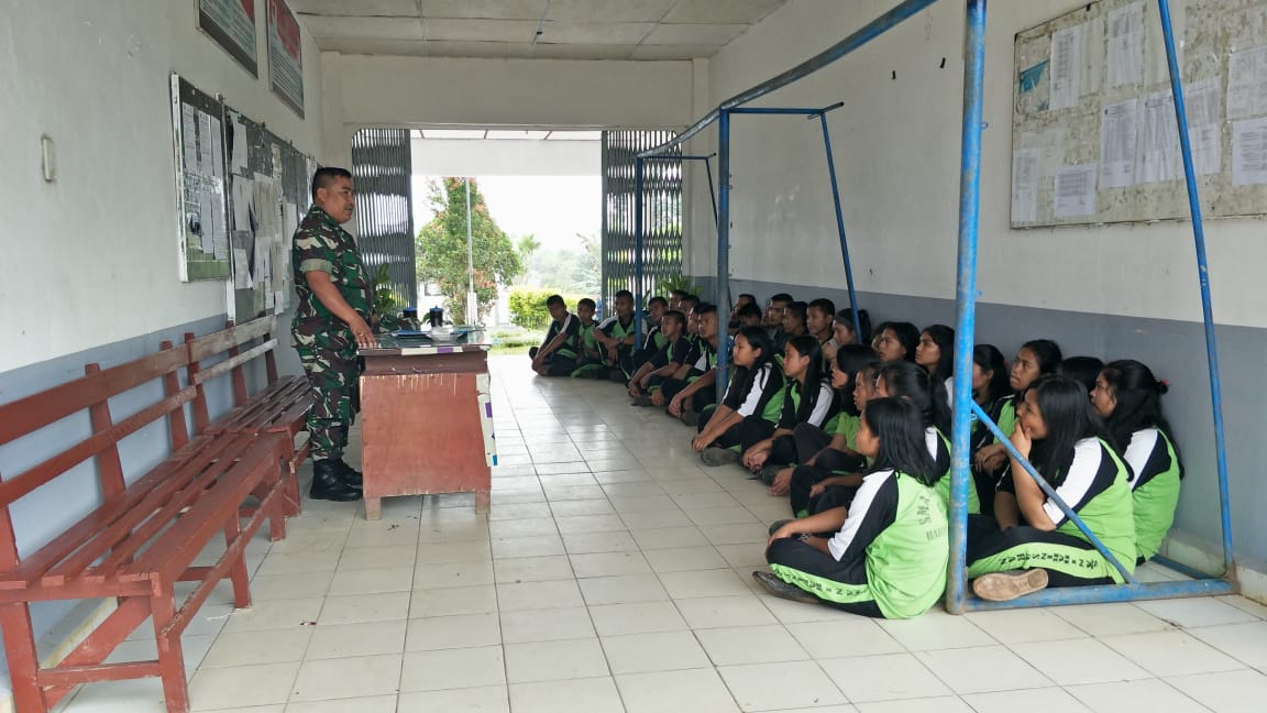 Serma H.Tampubolon Memberikan Arahan Giat Ektra kurikuler SMAN 1 Habinsaran Parsoburan