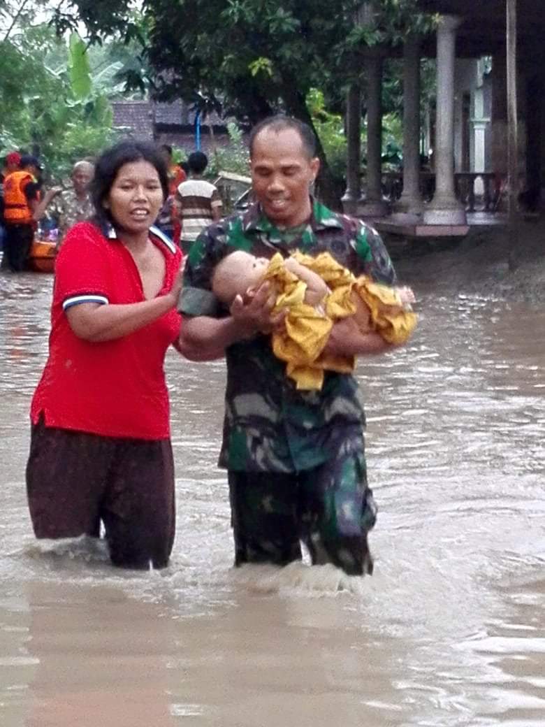 Sertu Juhartono Berhasil Selamatkan Bayi Korban Banjir.