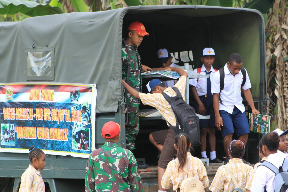 Tanamkan Semangat Membaca, Satgas Yonif Para Raider 501 Kostrad Kembali Gelar Mobil Pintar