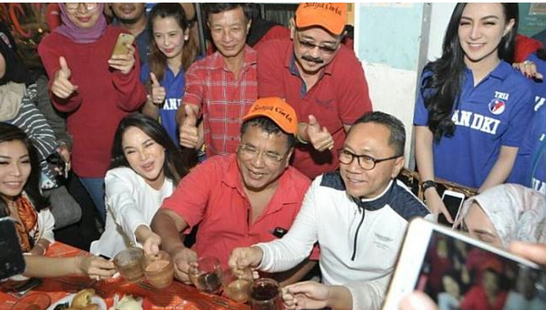 KEDAI KOPI JOHNY SEMAKIN NGENGETOP , HOTMAN PARIS HUTAPEA MENJADIKANNYA TEMPAT CURHAT MASYARAKAT