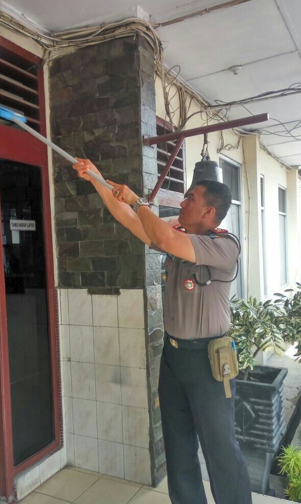 Lihat Kapolsek Membersihkan Mako,  Personel Langsung Gotong-royong Membantu.