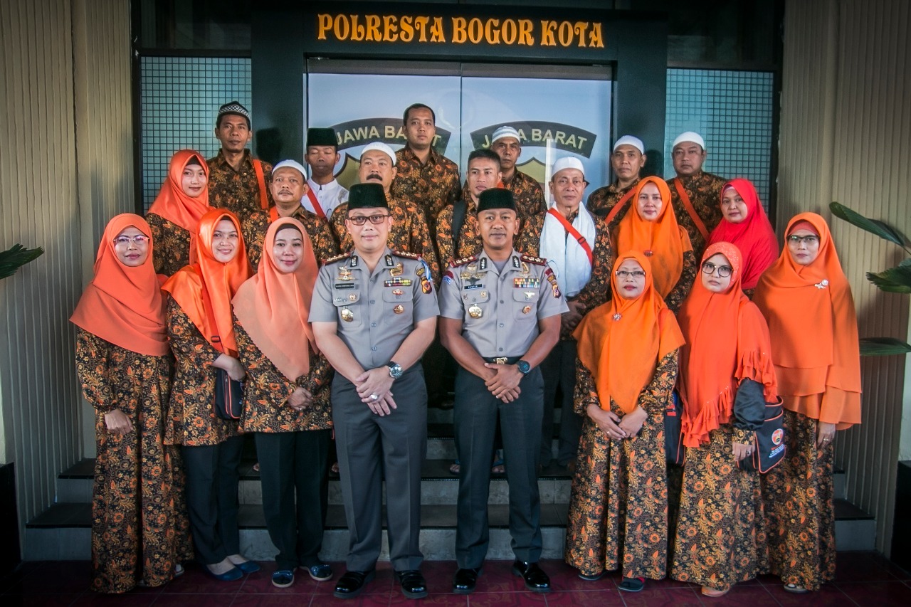 KAPOLRESTA BOGOR BERANGKATKAN 12 ANGGOTANYA UMROH KE TANAH SUCI