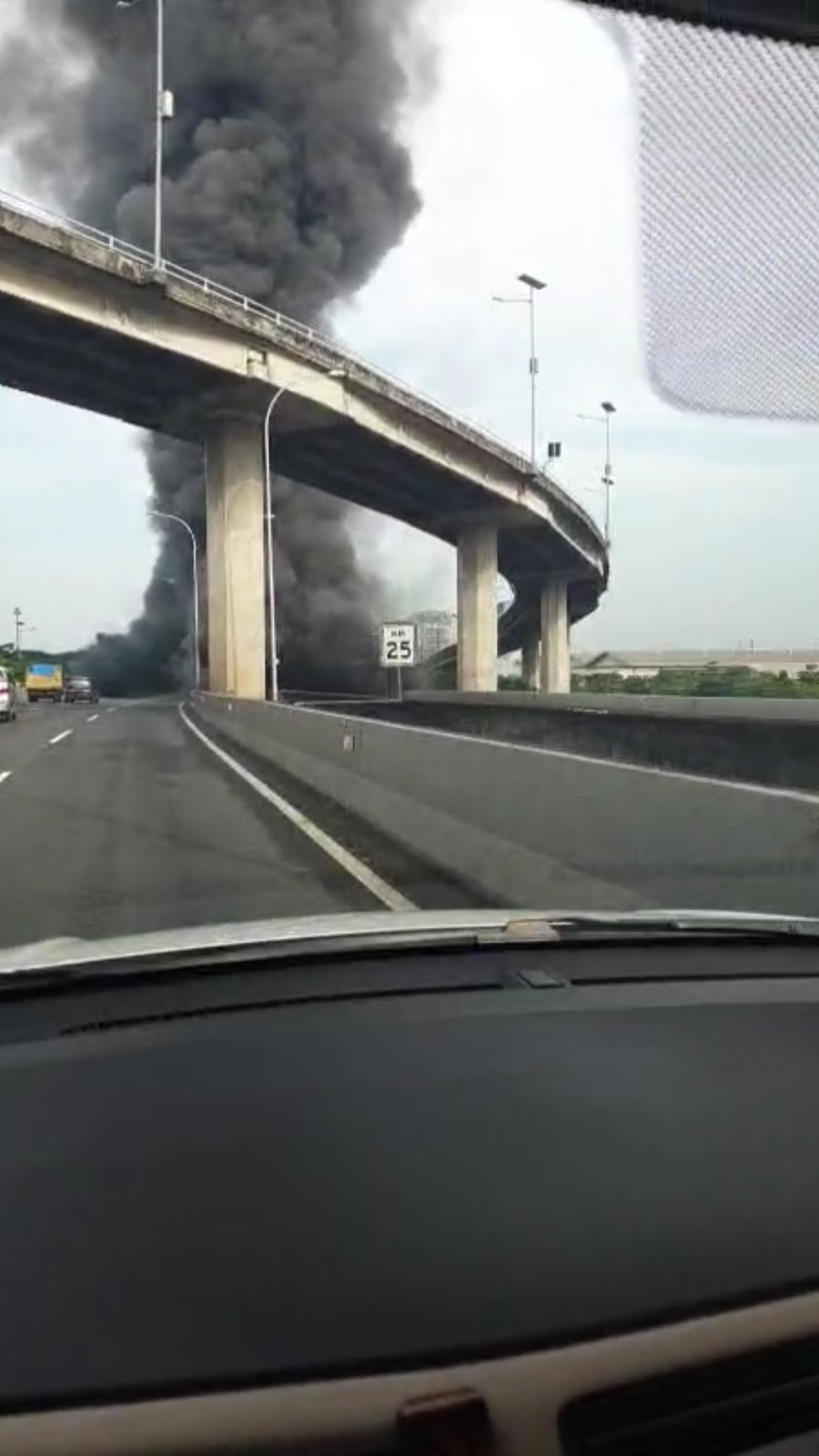 Breaking News, Kebakaran di Kolong Tol Pluit, Api Besar Tinggi 