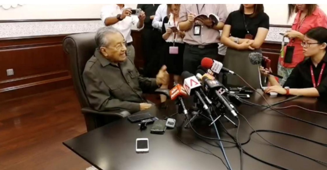 PM Malaysia Bubarkan Parlemen , Mahathir Marah Besar