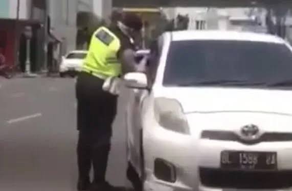 Tindakan Pungli, Meludahi Pemobil disaat Suasana Corona, Pemuda Aceh Minta Pecat Oknum Polisi Bersangkutan