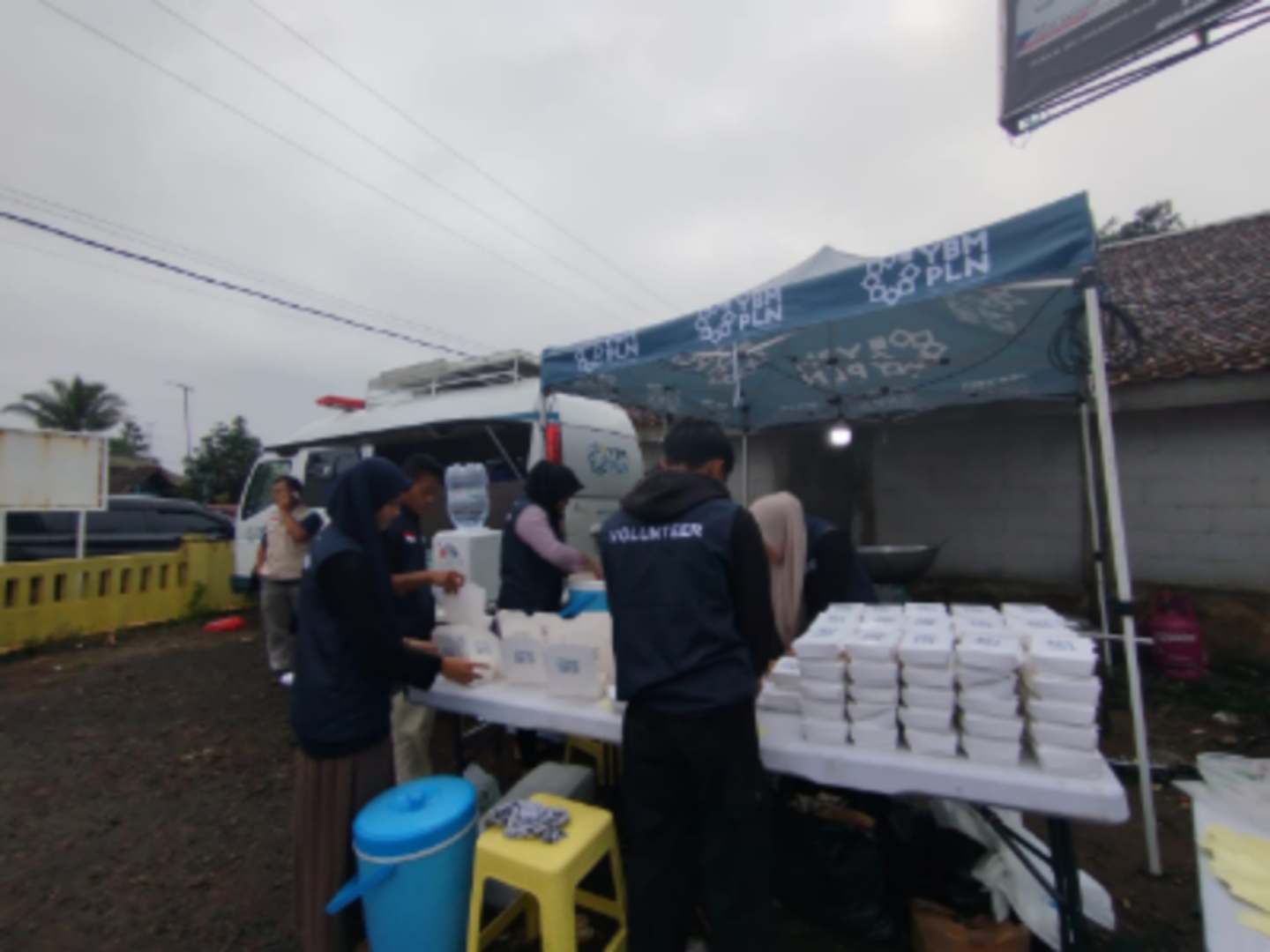 PLN Hadir di Tengah Bencana: Bantuan Rp 100 Juta dan Food Truck Dikirim ke Sukabumi