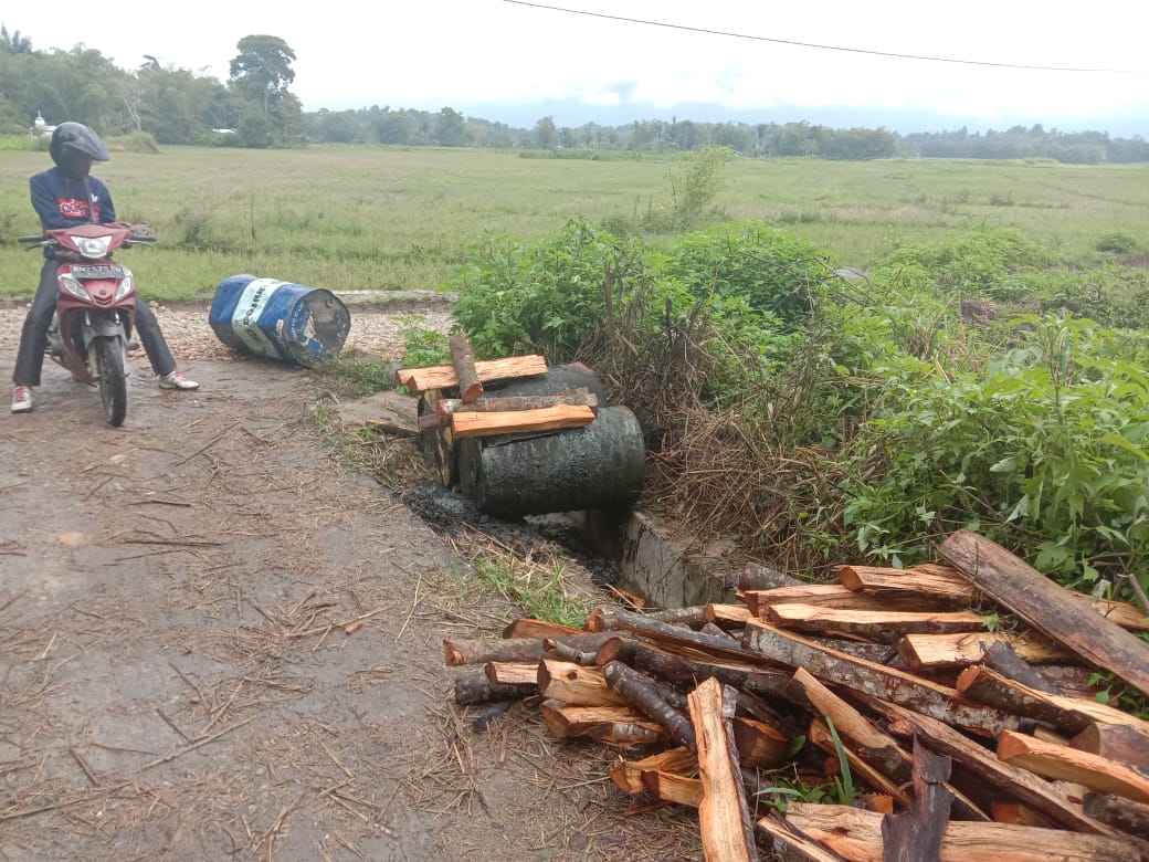 Rekanan Disperkim Tobasa Diduga Langgar Aturan, Masak Aspal di Saluran Drainase Desa