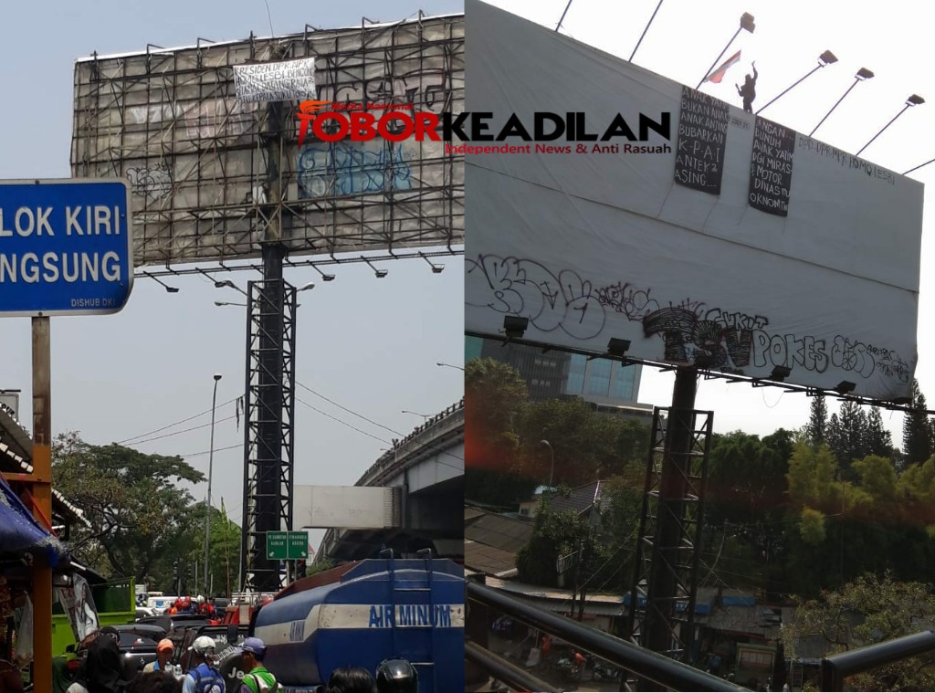  Pria Paruh Baya Naik keatas Papan Reklame Fly Over Sambil Teriak-teriak