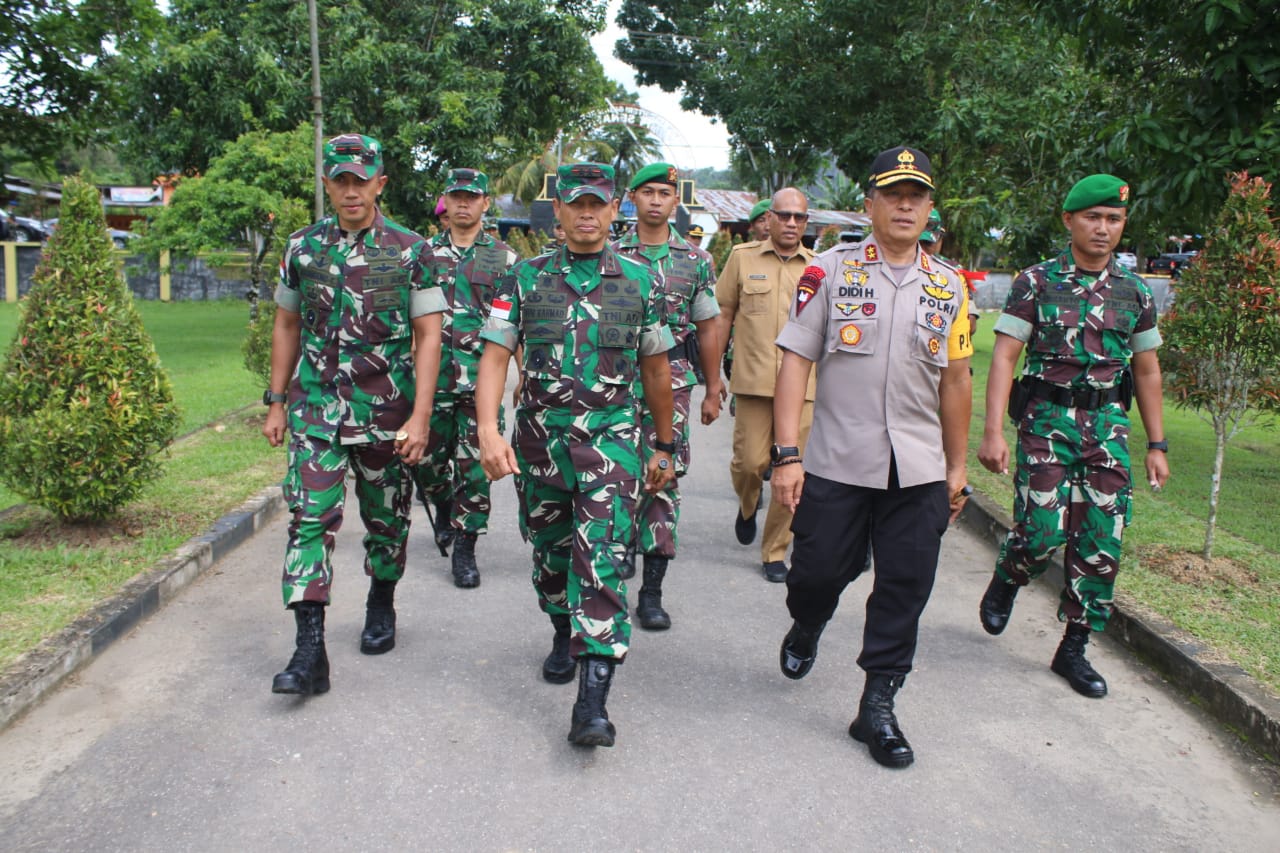 Bersama Kapolda, Pangdam Mayjen TNI Muhammad Nur Rahmad Sambangi  Kompi Senapan C Yonif 645/Gty