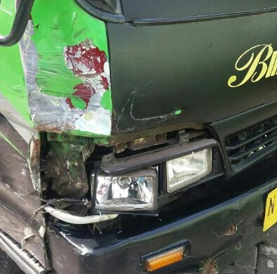 ADU KAMBING ISUZU ELF VS SEPEDA MOTOR  SATU LUKA LUKA DI PROBOLINGGO.