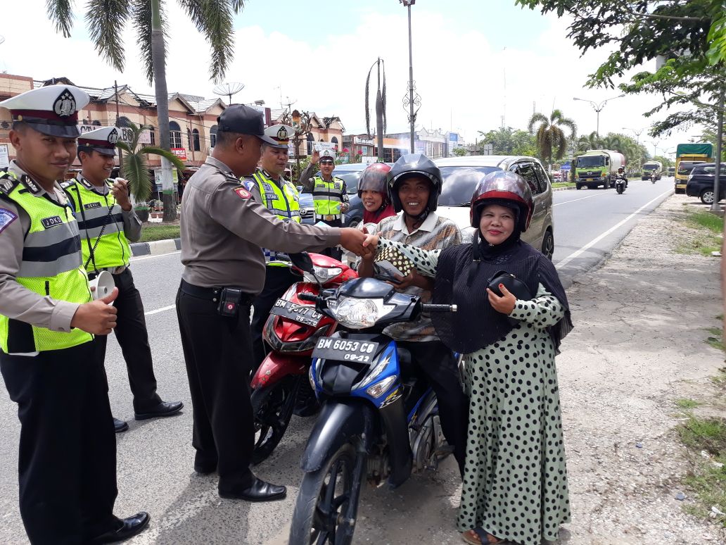 Sat Lantas Polres Pelalawan Adakan Razia Zebra Bagi Yang Mentaati Berikan Bingkisan