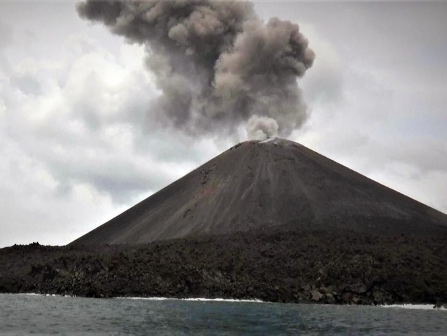 Erupsi Anak Krakatau Tiupkan Abu  Setinggi 2 KM