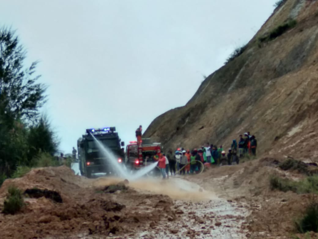 Pembersihan Longsoran Yang Menutup Ruas Jalan Trans Papua