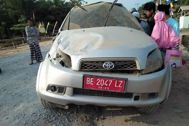 Mobil Plat Merah Milik Pemkab Mesuji Ini Ugal Ugalan Lantas Terjungkal Guling Guling Dua Kali Di Aspal