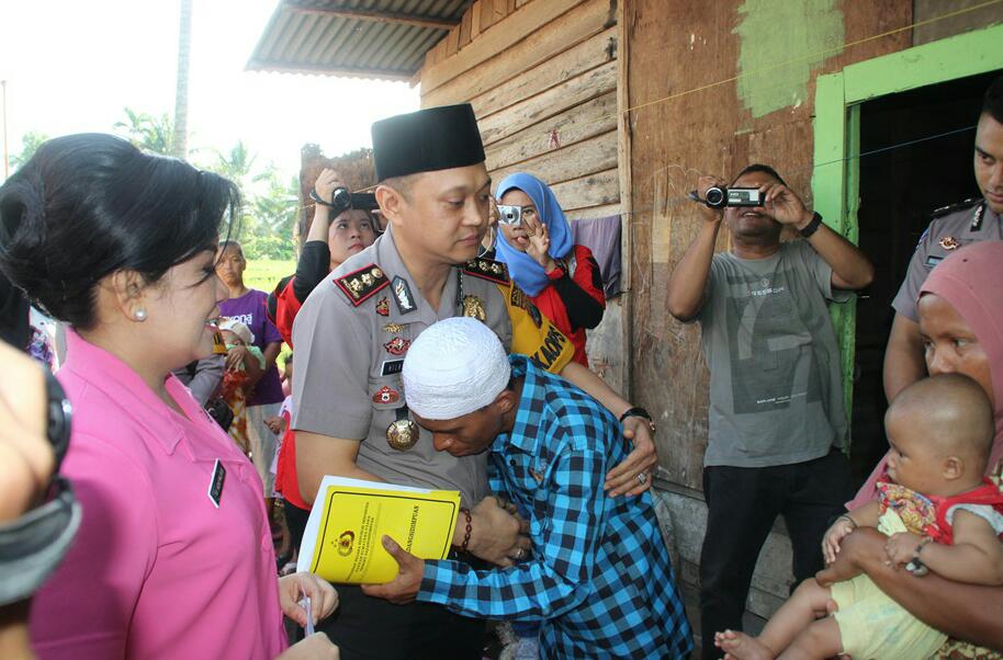 Kapolres Padang Sidimpuan Berikan Bantuan Kepada Bayi Penderita Kelainan Saluran Air Seni