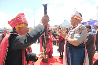Kapolda Sumut Irjen Pol. Drs. Paulus Waterpauw  Dianugerahi Tunggal Panaluan di Humbahas 