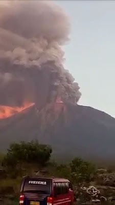 Hujan Abu Gunung Agung Bali Tutupi Kawasan Besakih Warga Mulai Mengungsi.
