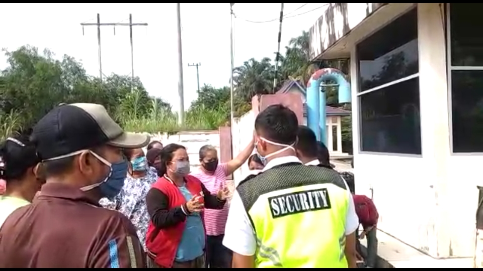 Lakukan Aksi Protes,Puluhan Emak-Emak Seruduk PKS PT. SAS Muara Basung