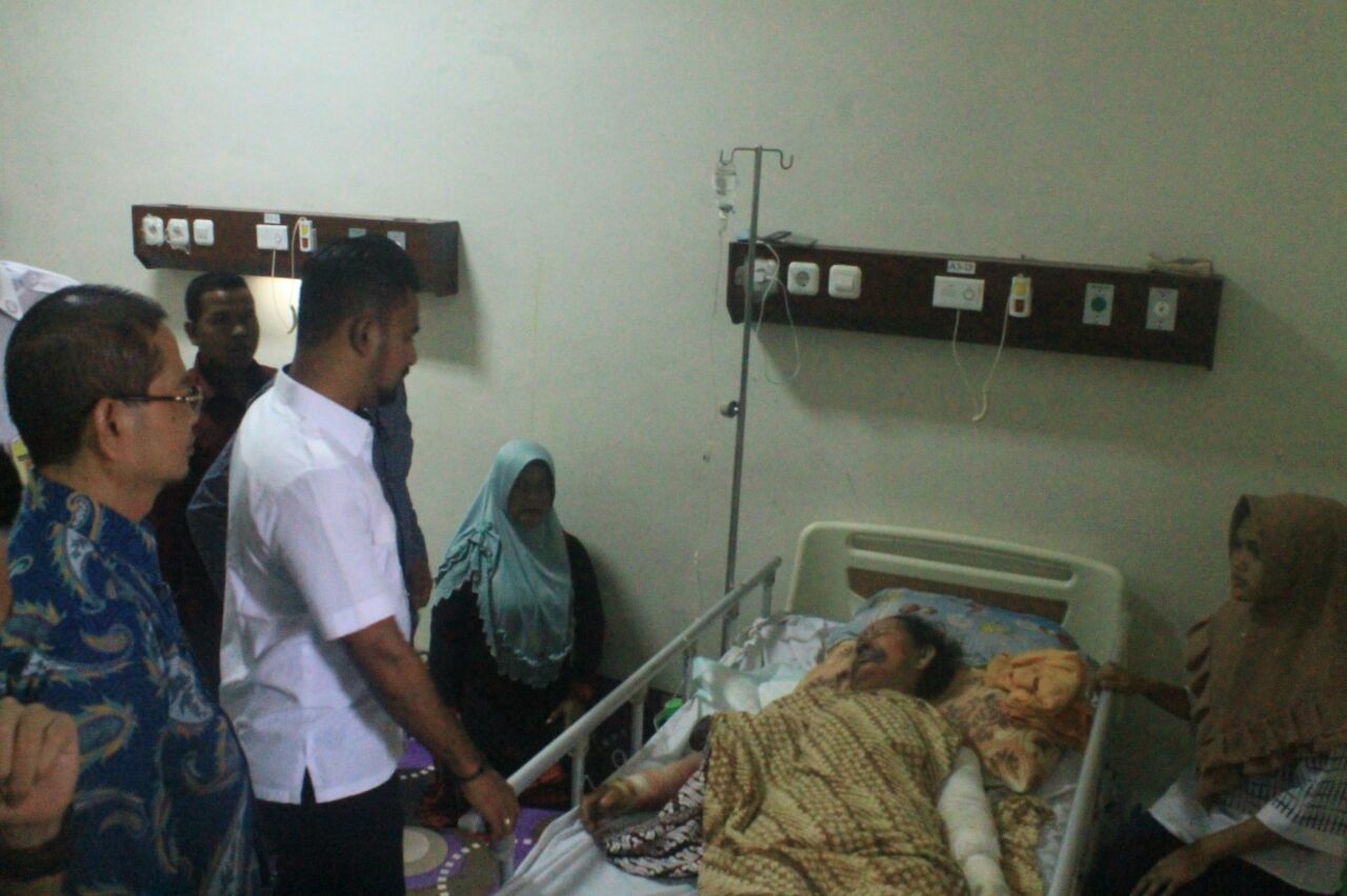Anggota DPRA Iskandar Usman Al Farlaky Besuk Korban Kebakaran Sumur Minyak di Aceh Timur