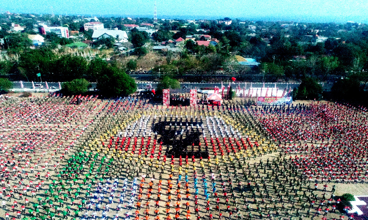 6.700 orang turut Tari Gemu Famire Pecahkan Rekor MURI di Kupang NTT. 