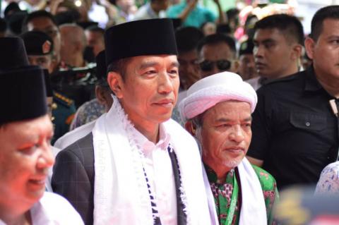 Jokowi Kenakan Surban Putih di Munas-Konbes NU