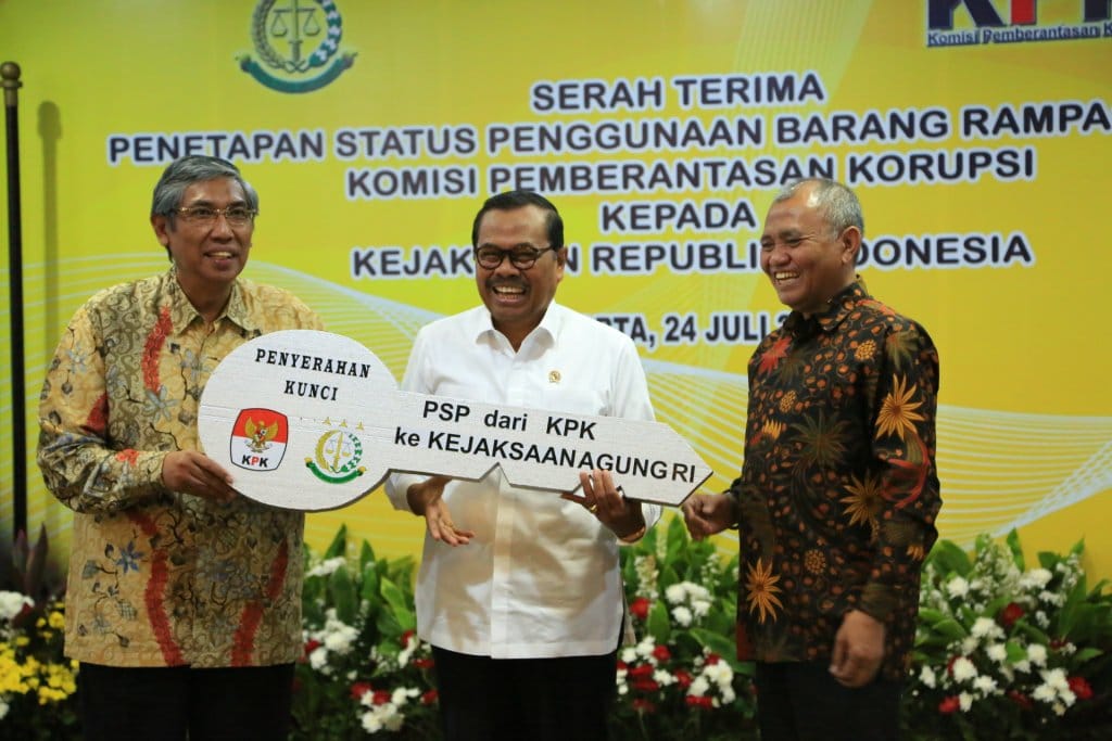 KPK Serahkan Aset  Barang rampasan yang telah menjadi milik negara dengan total nilai 3,5 Milliar ke Kejaksaan Agung