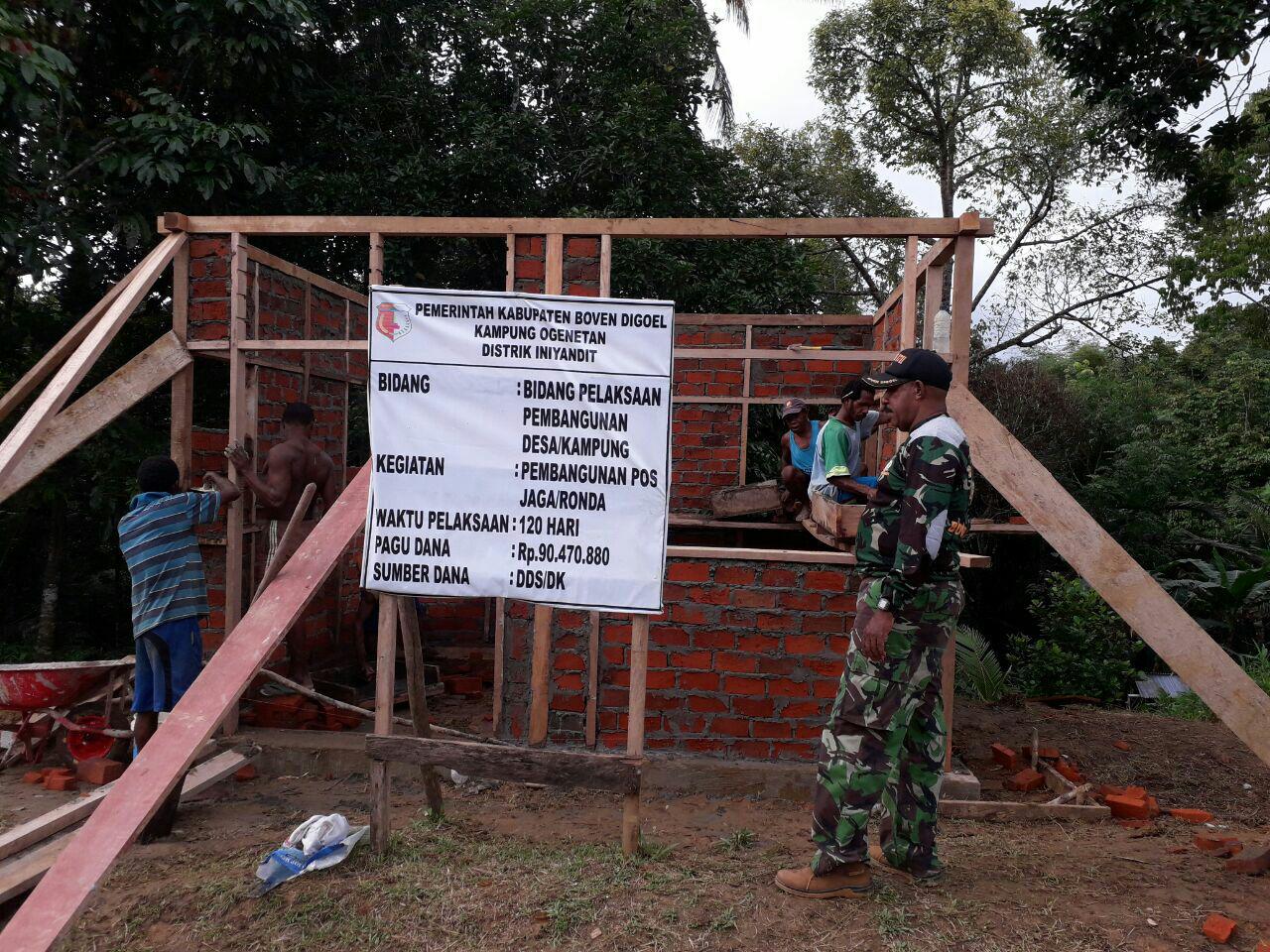 Swadaya Masyarakat Kampung Ogenetan Bersama Koramil Bangun Pos Kamling