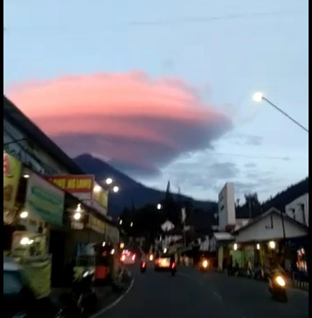 Akhirnya UFO Ke Indonesia, Terlihat Diatas Gunung Lawu